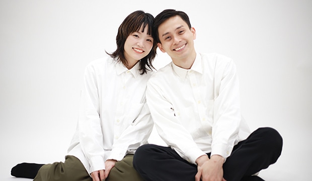 おそろいのシャツを着てはにかむママとパパ