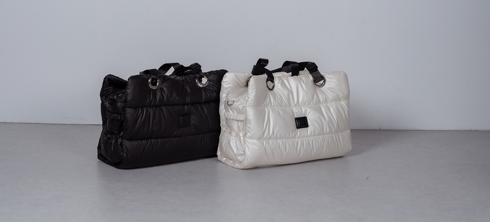 床に並べられたブラックとホワイトのバック